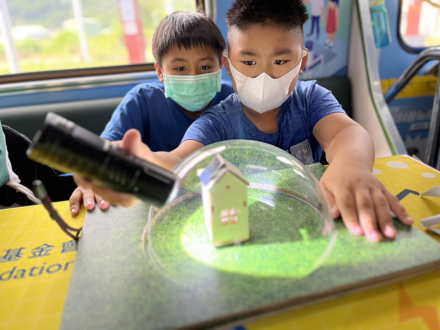 z6.com參與基礎科學主題車廂，以STEAM教學精神，設計「逐日科學家」、「太陽能工程師」以及「淨零建築師」三大能源科普課程和實驗