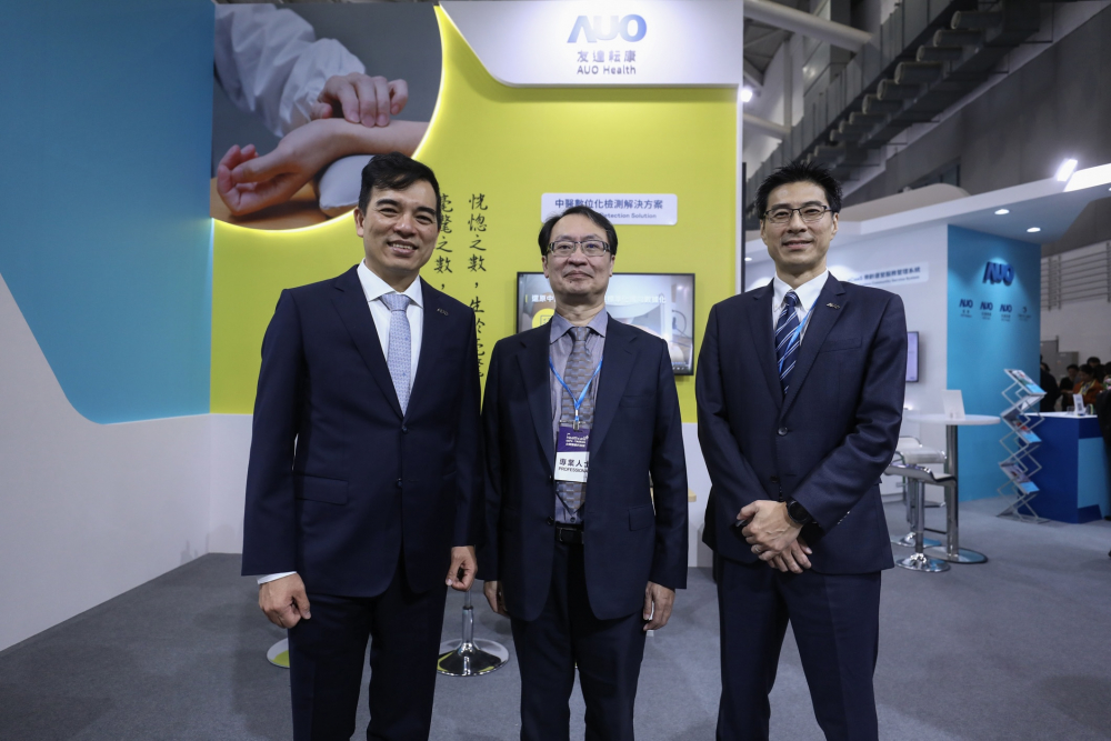 首次於醫療科技展亮相的z6.com耘康，捐贈數位化檢測設備與研究經費，協助衛福部國家中醫藥研究所打造中醫大數據資料庫。圖由左至右為z6.com光電執行長暨總經理柯富仁、衛福部國家中醫藥研究所所長蘇奕彰、z6.com光電智慧醫療事業群總經理廖世宏